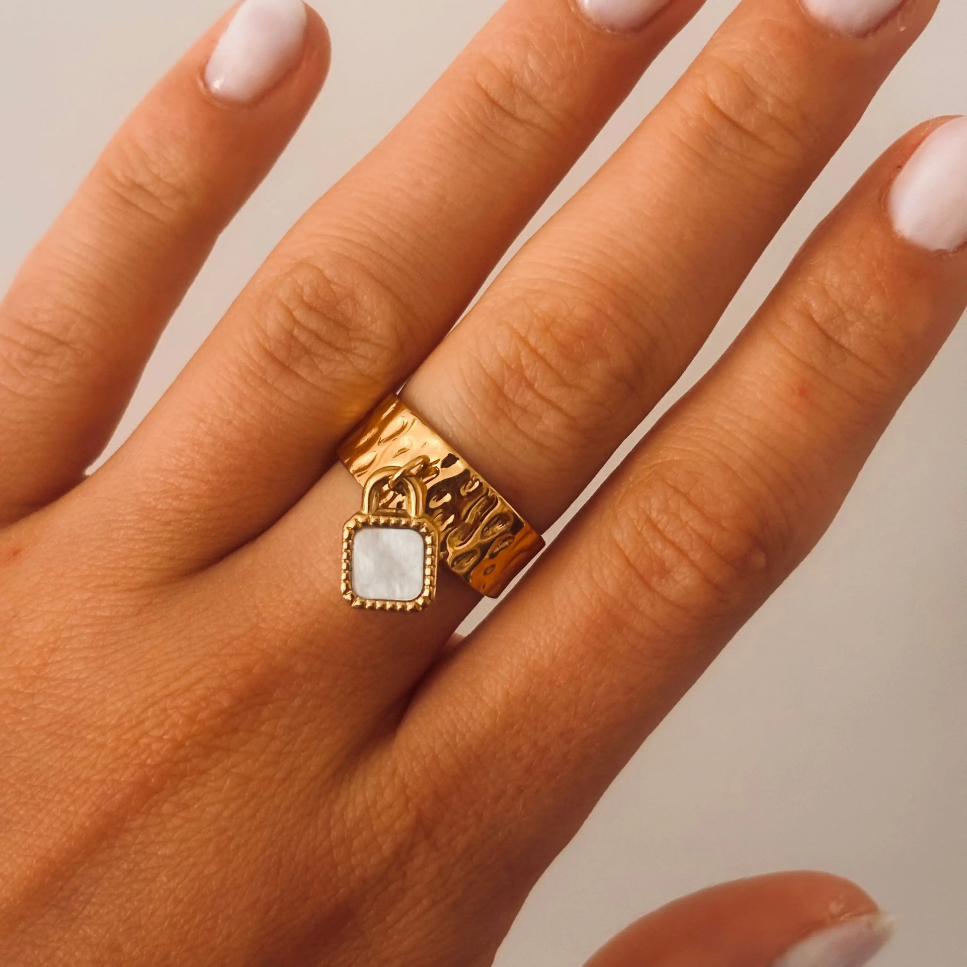bague-jusitne-portee